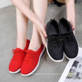Zapatos portátiles y engrosados ​​con pequeños cordones rojos y negros zapatillas de deporte transpirable zapatos para mujeres deportes